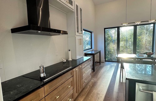 Granite Falls Casa | Stylish & Modern Lakefront House, Dog Friendly