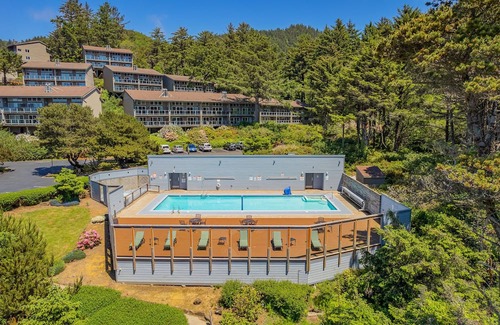 Otter Rock Apartamento | Forest-View Room with 2 Queen Beds + Kitchenette
