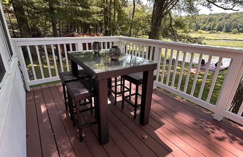 Tunkhannock Casa | Lakeside Getaway+ Dock+ Kayaks+ Fishing