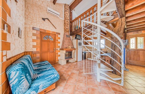 Saint-Seurin-de-Cadourne Casa | Holiday Home 'La Maréchale' with Private Garden, Wi-Fi and Air Conditioning