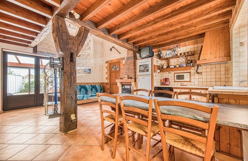 Saint-Seurin-de-Cadourne Casa | Holiday Home 'La Maréchale' with Private Garden, Wi-Fi and Air Conditioning