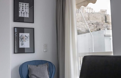 Anafiotika Apartamento | Massive 2-Apartment Combo | Unbeatable Acropolis Views | Sleeps 9