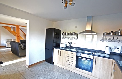 Pentney Cabaña | South facing 4br lodge with Hot tub in 1/4 acre in tranquil setting.