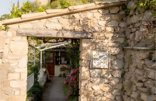 Montbrun-les-Bains Apartamento | Room 'Coquelicot' with Mountain View, Shared Terrace and Wi-Fi