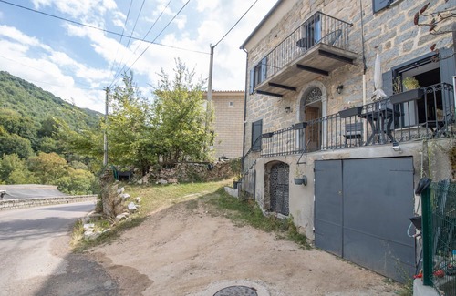 Bastelica Apartamento | Room 'Ghjinestra' with Wi-Fi and Air Conditioning