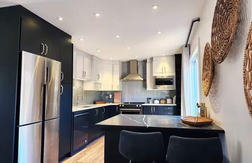 Hull Casa | 8 minutes to downtown Ottawa Private HOT TUB sleeps 10