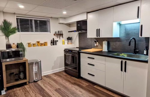 Hull Casa | 8 minutes to downtown Ottawa Private HOT TUB sleeps 10