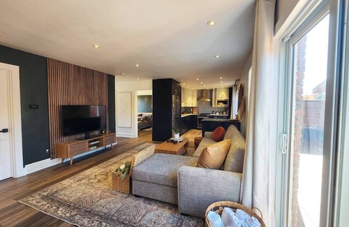 Hull Casa | 8 minutes to downtown Ottawa Private HOT TUB sleeps 10