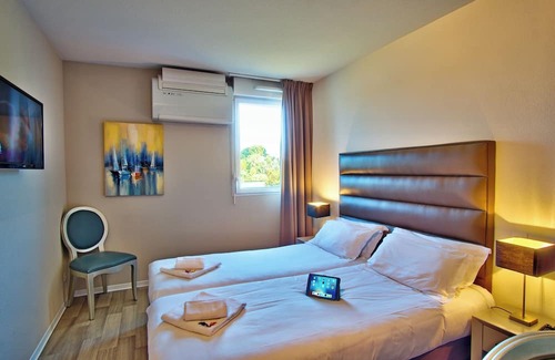 Mouguerre Hotel | A short drive away from Jardin Botanique! Pets Are Welcome! FREE Parking!