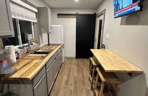 New Glasgow Cabaña | The Woodlot Cabin # 1(Coyote Den) Hot tub , cold plunge close to Cavendish