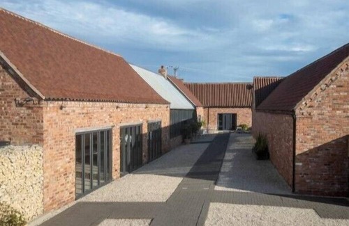 Kneesall Casa | Sherwood Hideaway is a stunning, exclusive-use celebration house nestled in the heart of Sherwood Forest. Designed with unforgettable group experiences in mind.