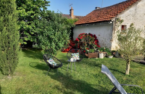 Gy-en-Sologne Casa | Holiday Home 'Cocooning Au Cœur De La' with Wi-Fi and Air Conditioning