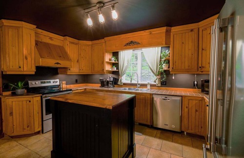 Lac-McGregor Cabaña | Chalet Watson | Cozy pet-friendly cottage near Gatineau/Ottawa with Home Theatre