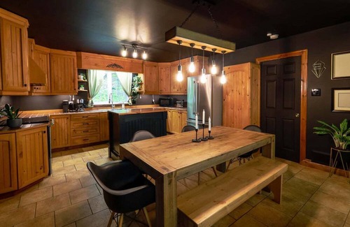 Lac-McGregor Cabaña | Chalet Watson | Cozy pet-friendly cottage near Gatineau/Ottawa with Home Theatre