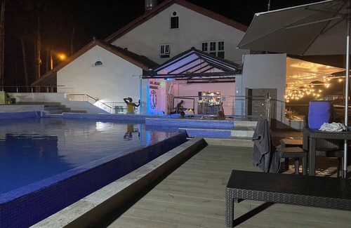 Fort Sherman Alquiler De Eote | 2-bedroom yacht in Shelter Bay Marina with pool, fitness room, AC on board.