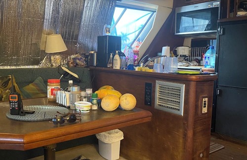 Fort Sherman Alquiler De Eote | 2-bedroom yacht in Shelter Bay Marina with pool, fitness room, AC on board.