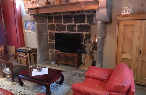 Murat Casa | Holiday Home 'La Maison De Marie' with Private Terrace and Wi-Fi