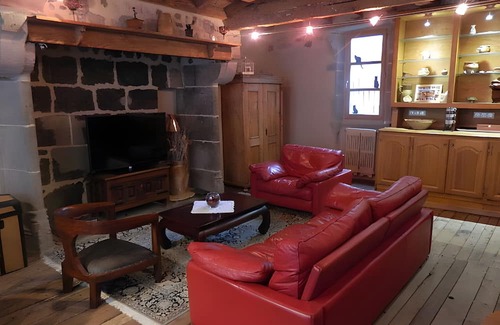 Murat Casa | Holiday Home 'La Maison De Marie' with Private Terrace and Wi-Fi