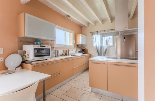 Buzy Casa | Holiday Home 'Gite Gousseau' with Mountain View, Private Terrace and Wi-Fi