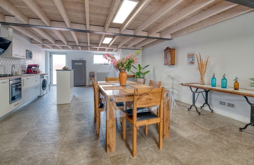 Caraman Casa | Guest House 'Domaine En Castanet' with Shared Pool, Private Garden and Wi-Fi