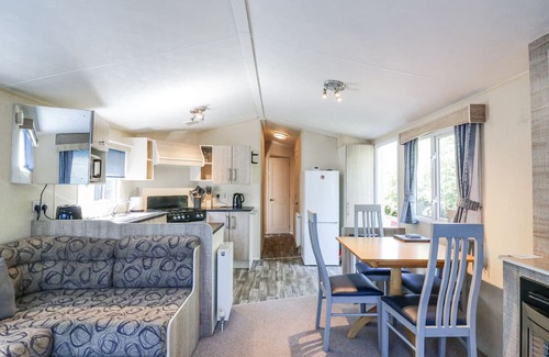 Battle Cabaña | WHITE HART CARAVAN, pet friendly, with a garden in Battle