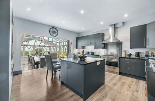 Halfway House Casa | A luxurious and beautifully restored Victorian Rectory nestled in the heart of Shropshire’s stunning countryside. Perfect for family gatherings, celebrations, or a peaceful retreat, this elegant estate sleeps up to 14+5 guests.