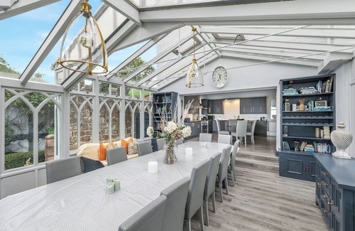Halfway House Casa | A luxurious and beautifully restored Victorian Rectory nestled in the heart of Shropshire’s stunning countryside. Perfect for family gatherings, celebrations, or a peaceful retreat, this elegant estate sleeps up to 14+5 guests.