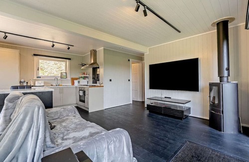 Maidstone Casa | Perfect Booking | Luxury Home With Pool & Gym