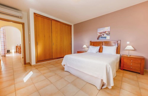 Praia da Luz Hotel | Your Home Away From Home! Fully-equipped Kitchen, 3 Swimming Pool, Free Parking!