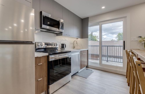 Newtonbrook Casa | Modern Spacious 6-Bedroom Retreat