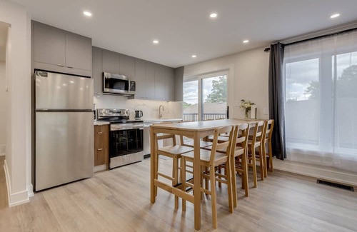 Newtonbrook Casa | Modern Spacious 6-Bedroom Retreat