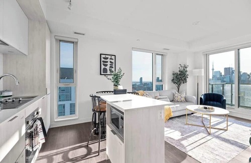 Cabbagetown Apartamento | Luxury Corner Apartment with Skyline and CN Tower Views
