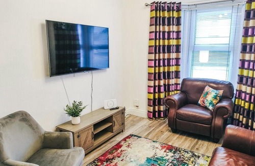 Lisburn Casa | 3 Bedroom House, 16 minutes to Belfast, Parking by StaybyNumbers