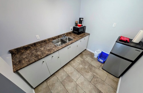 Alert Bay Apartamento | Waterfront Sitka Suite at Gordie's Central Steps to Shops Ocean Views