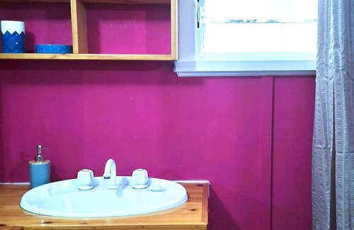 American River Casa | Healing Colour Shack promotes tranquillity, a 2-minute walk from the shoreline.