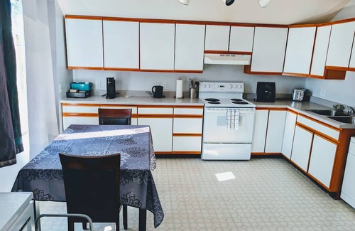 Alert Bay Apartamento | The Founder's Vista Suite | Spacious Ocean View Apartment with Full Kitchen