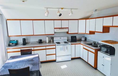 Alert Bay Apartamento | The Founder's Vista Suite | Spacious Ocean View Apartment with Full Kitchen