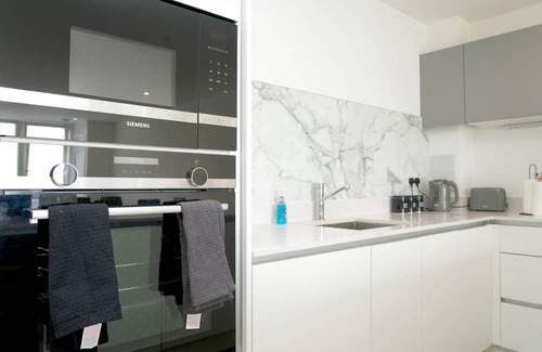 West Hill Apartamento | Stylish 3BR | 3 Min to Southfields Station