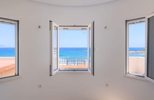 Agia Pelagia Apartamento | Beachfront Ela Luxury Stay with Jacuzzi & Views