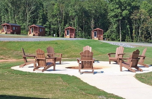 Kings Mountain Cabina | Beautiful cabins available between Kings Mountain Battleground & 2 Kings Casino!