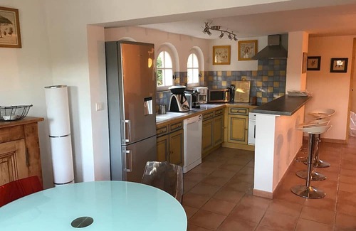 Le Val Casa | Holiday Home 'Au Écuries Du Mas Di Gau' with Shared Pool, Wi-Fi and Air Conditioning