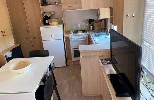 Le Val Casa | Mobile Home 'Kenya' with Shared Pool, Wi-Fi and Air Conditioning