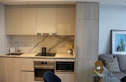 Vaughan Apartamento | Stay in the heart of downtown Vaughan in this modern one-bedroom condo