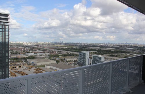 Vaughan Apartamento | Stay in the heart of downtown Vaughan in this modern one-bedroom condo