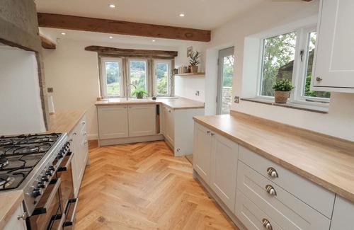 Hepworth Cabaña | HILL TOP COTTAGE, pet friendly, with open fire in Holmfirth