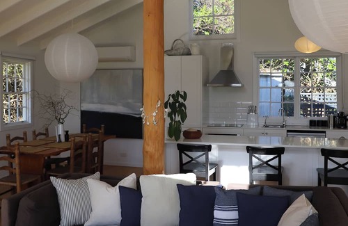 Falmouth Casa | White Shell Cottage | Wood fire & beachfront
