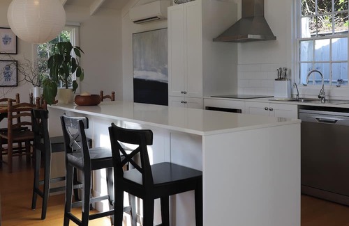 Falmouth Casa | White Shell Cottage | Wood fire & beachfront