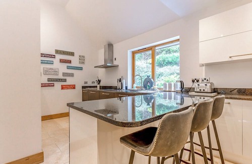 The Braes Cabaña | Corrie Burn Villa is located on Braes of Ullapool with spectacular sea views.