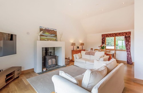 The Braes Cabaña | Corrie Burn Villa is located on Braes of Ullapool with spectacular sea views.