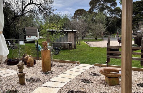 Strathalbyn Apartamento | Hamptons style, studio retreat with light continental breakfast included